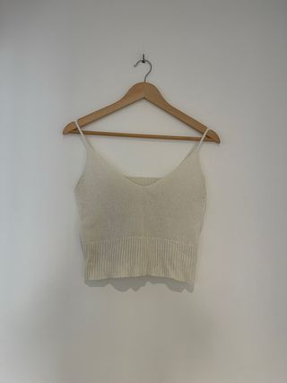 Top de punto blanco con tirantes