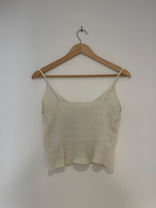 Top de punto blanco con tirantes