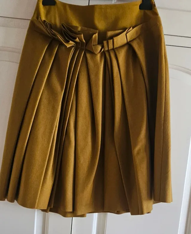 Falda mostaza con vuelo y detalle fruncido