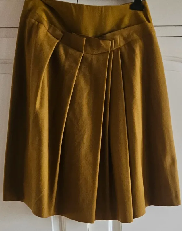 Falda mostaza con vuelo y detalle fruncido