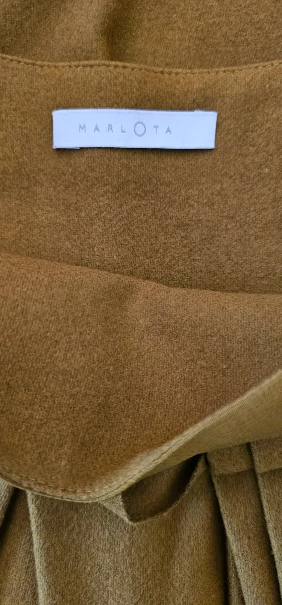 Falda mostaza con vuelo y detalle fruncido