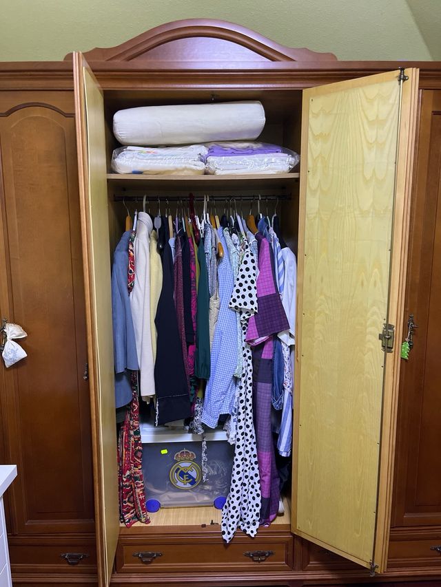 Armário de madeira com 6 portas