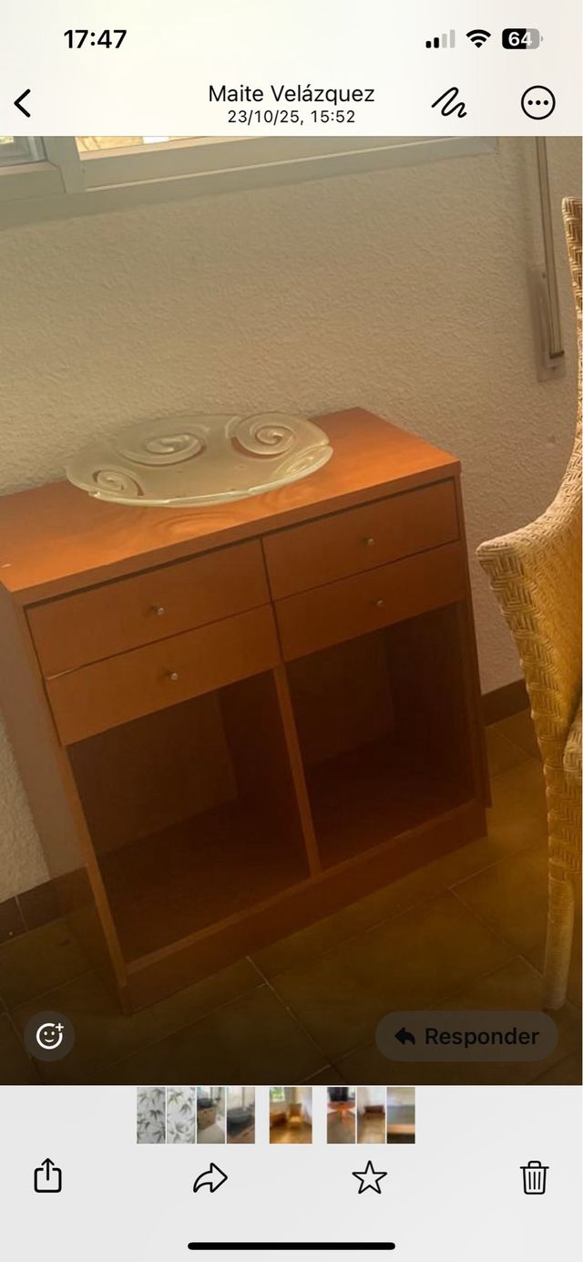 Mueble aparador de madera y cristal