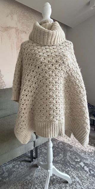 Poncho invernale collo alto panna