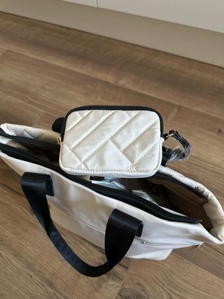 Bolso impermeable beige y negro