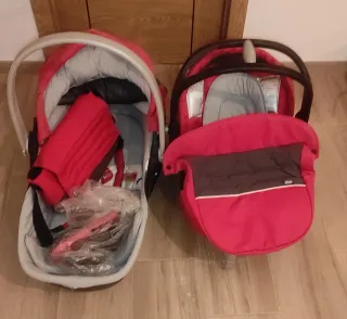 Maxi Cosi y Capazo Bebé Rojo