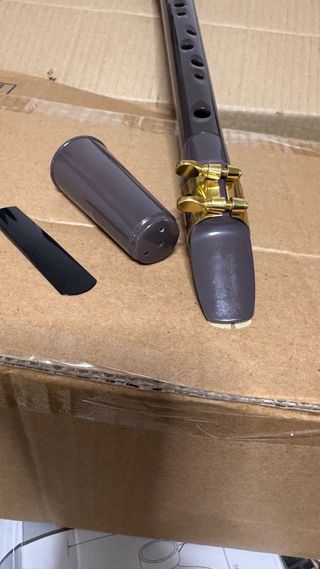 Flauta dulce marrón con accesorios