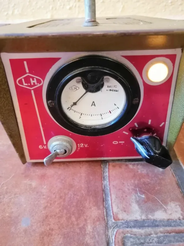 Cargador de baterías antiguo marca LH