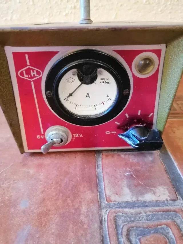 Cargador de baterías antiguo marca LH