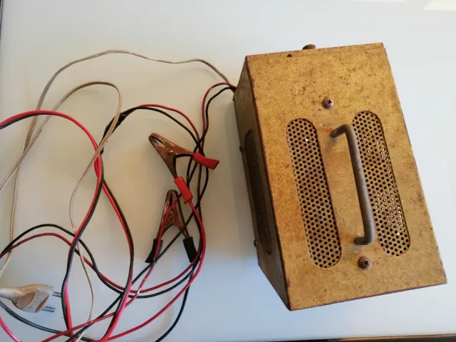 Cargador de baterías antiguo marca LH