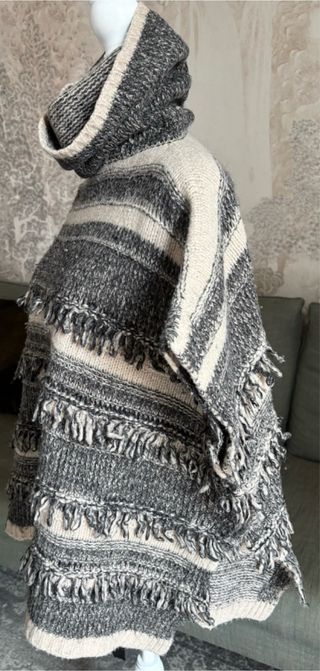 Poncho collo alto con frange