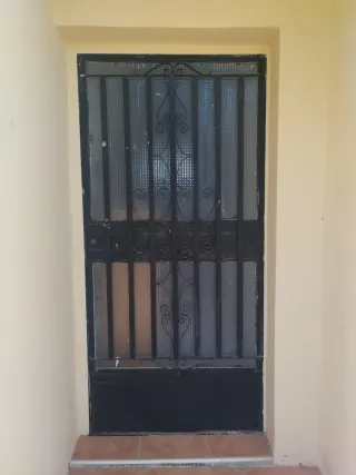 Puerta de hierro con rejas