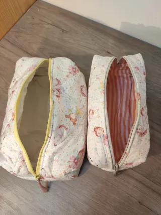 2Neceser de maquillaje y fonda para guardar libros