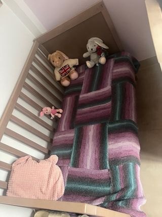 Cuna de madera color marrón