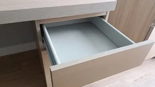 Escritorio de madera con cajón y baldas