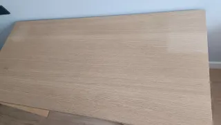 Escritorio de madera con cajón y baldas