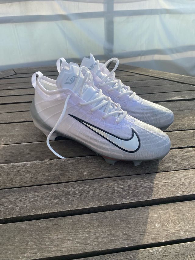Botas de fútbol Nike blancas y grises