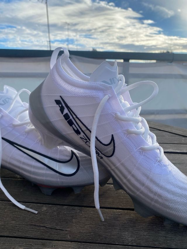 Botas de fútbol Nike blancas y grises