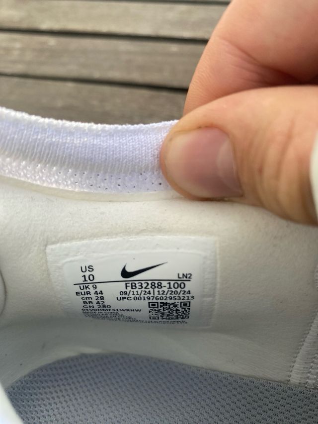 Botas de fútbol Nike blancas y grises