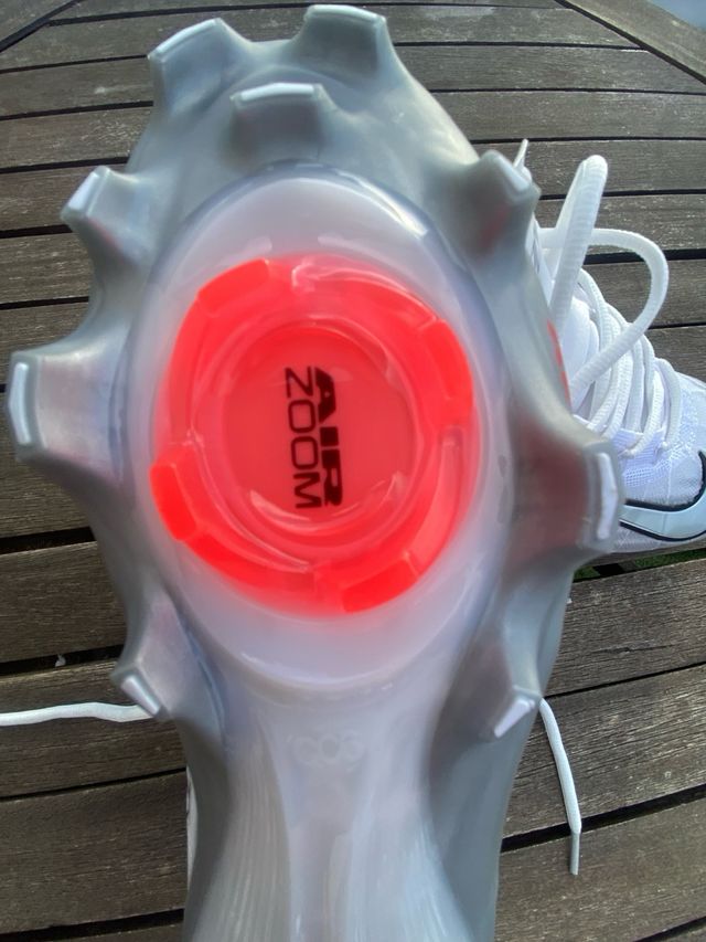 Botas de fútbol Nike blancas y grises