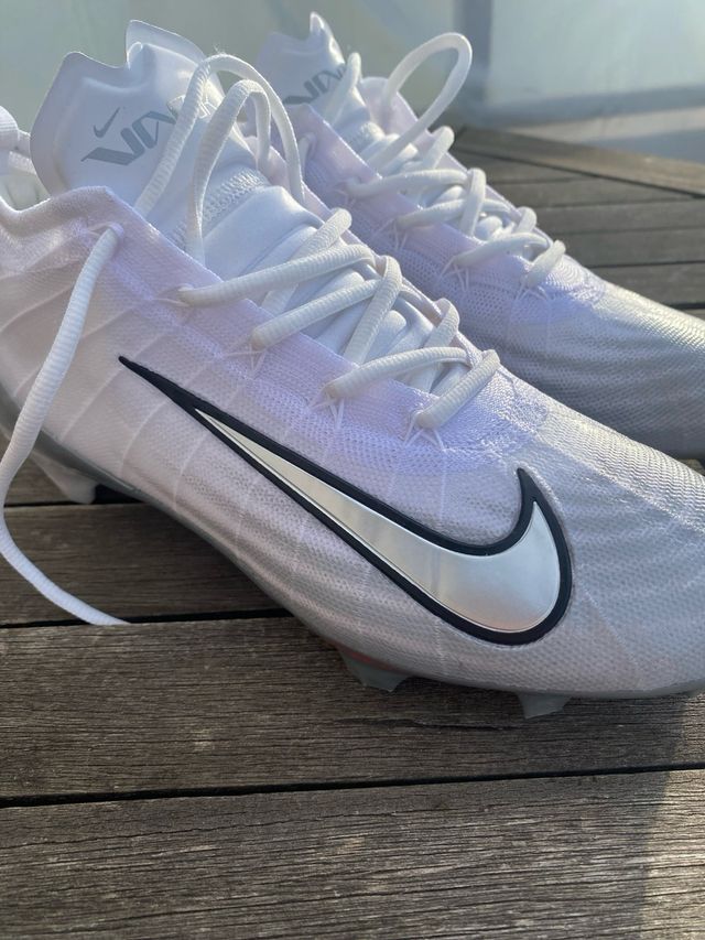 Botas de fútbol Nike blancas y grises