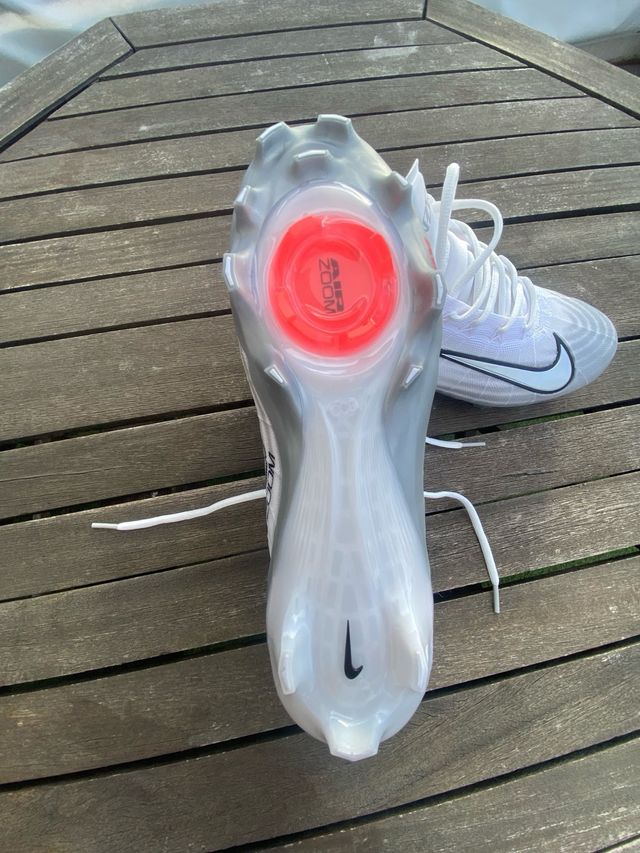 Botas de fútbol Nike blancas y grises