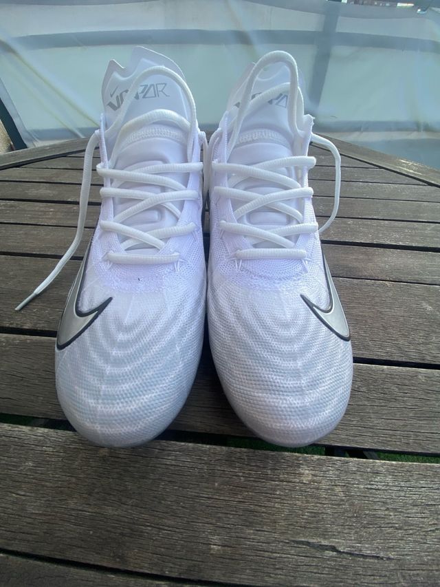 Botas de fútbol Nike blancas y grises