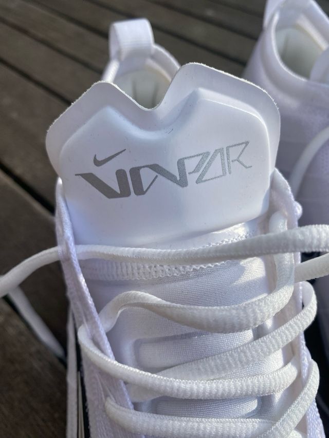 Botas de fútbol Nike blancas y grises