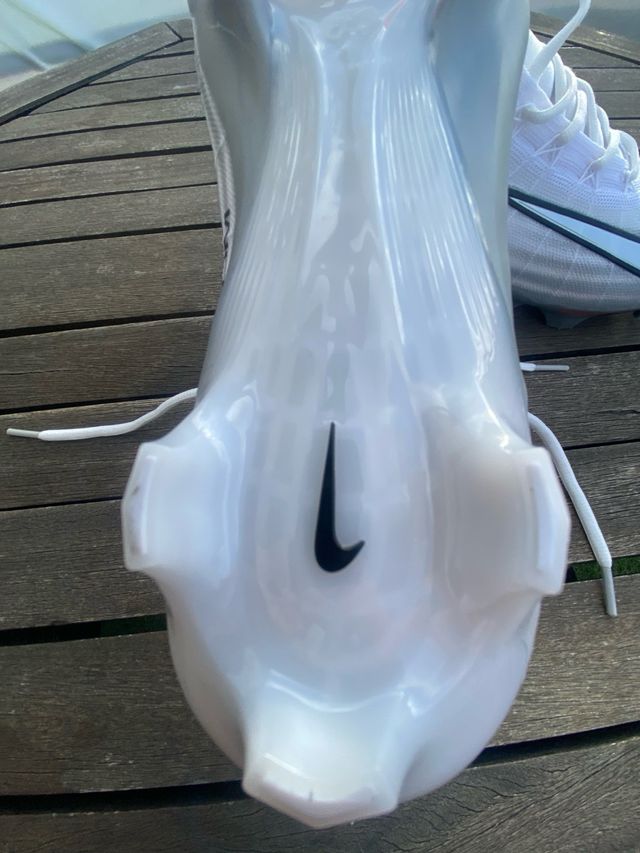 Botas de fútbol Nike blancas y grises
