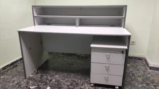 Mesa de escritorio/recepción gris y blanca
