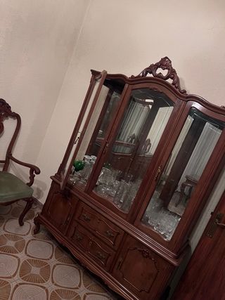 Vitrina de madera y cristal