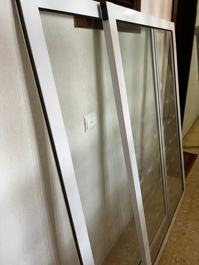 Ventana aluminio blanco con carril son dos cristal