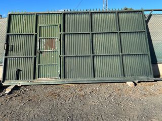 Puerta corredera chapa Pegaso con puerta de paso