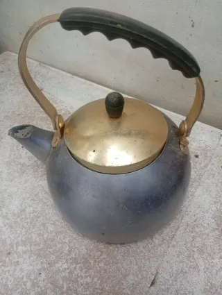 Caldero metálico con tapa dorada