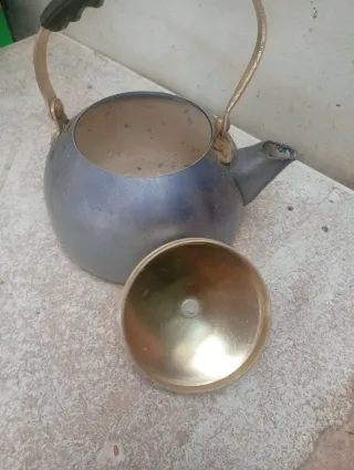 Caldero metálico con tapa dorada