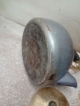 Caldero metálico con tapa dorada