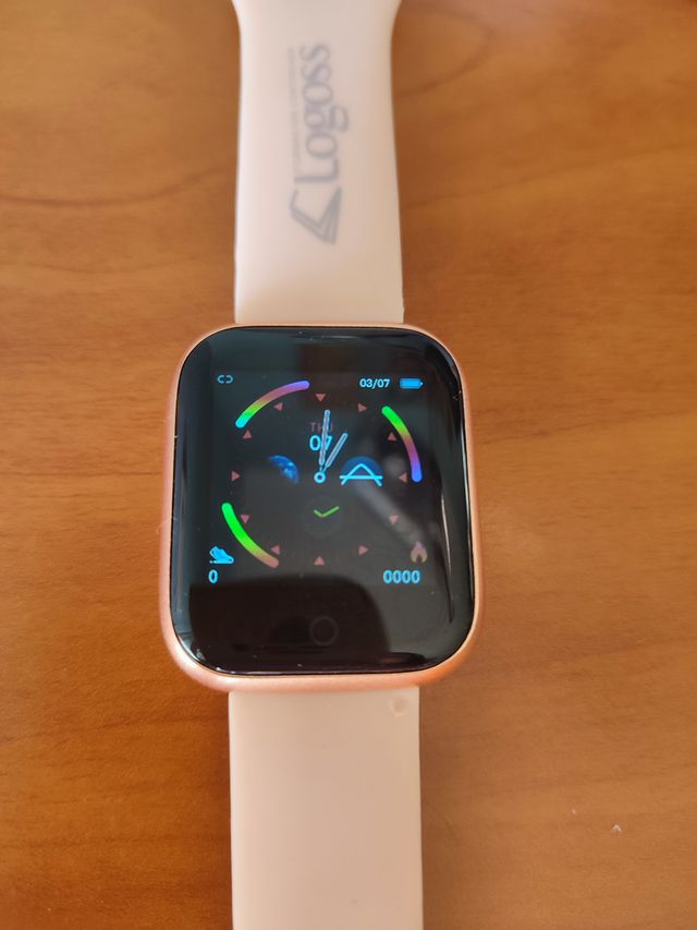 Smartwatch rosa y dorado