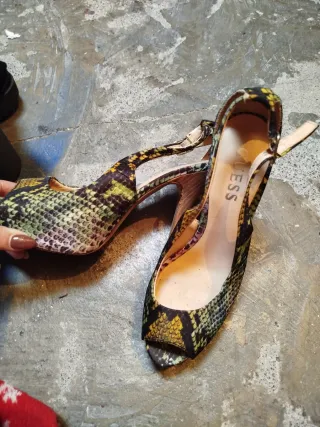 Zapatos Guess Tacón Ancho Estampado Serpiente