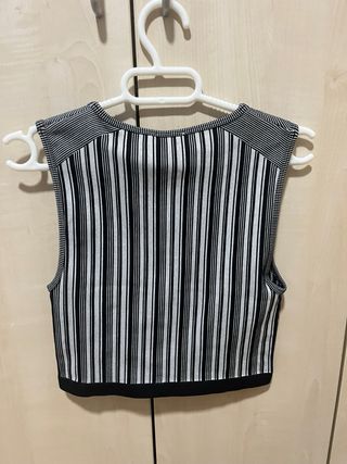 Top corto Zara Rayas y Espiral Talla M-L
