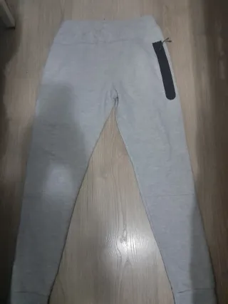 Pantalón Nike Tech Gris