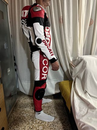 Mono Ducati Corse replica negro rojo y blanco