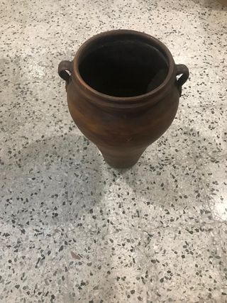 Jarrón de cerámica marrón grande