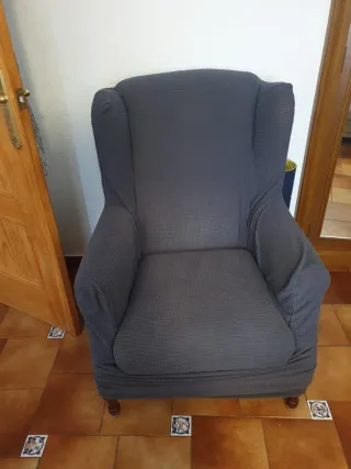 Sillón orejero gris tela negociable