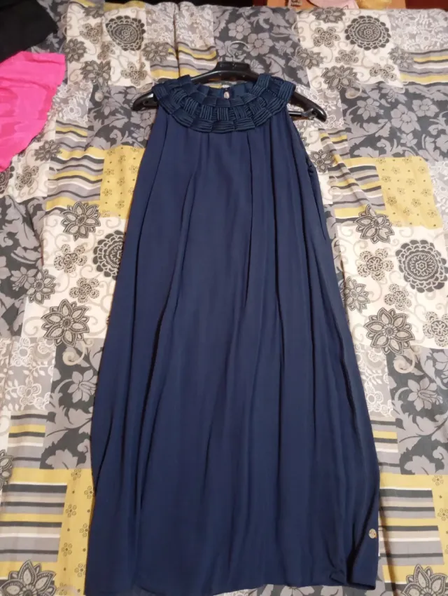 Vestido azul con cuello adornado