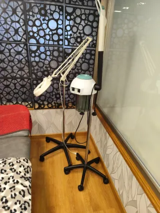 Lupa y vaporizador facial profesional