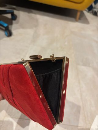 Bolso de mano rojo con cadena dorada