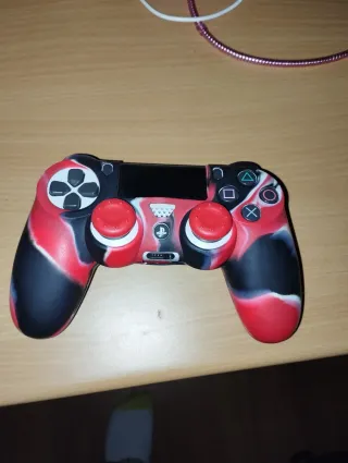 Mando PS4 Sony con funda de Camuflaje Rojo y Negr