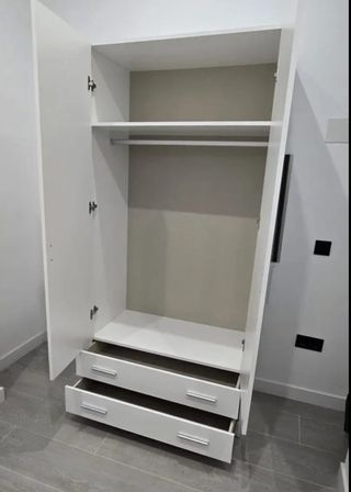 Armadio bianco con cassetti e barra