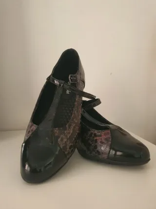 Zapatos de tacón negros y leopardo oscuro.