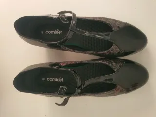 Zapatos de tacón negros y leopardo oscuro.